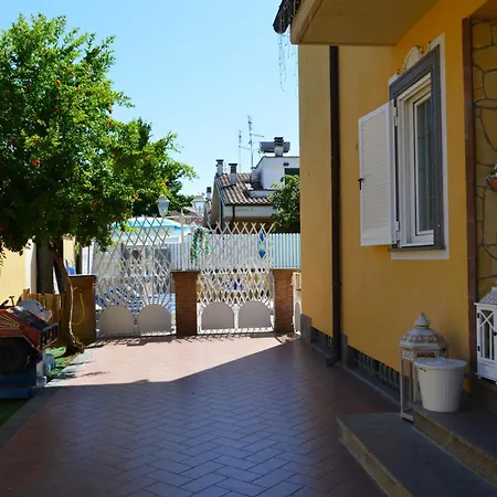Miu' , , Con Piscina E Parcheggio Privato לינה וארוחת בוקר צ'יאמפינו